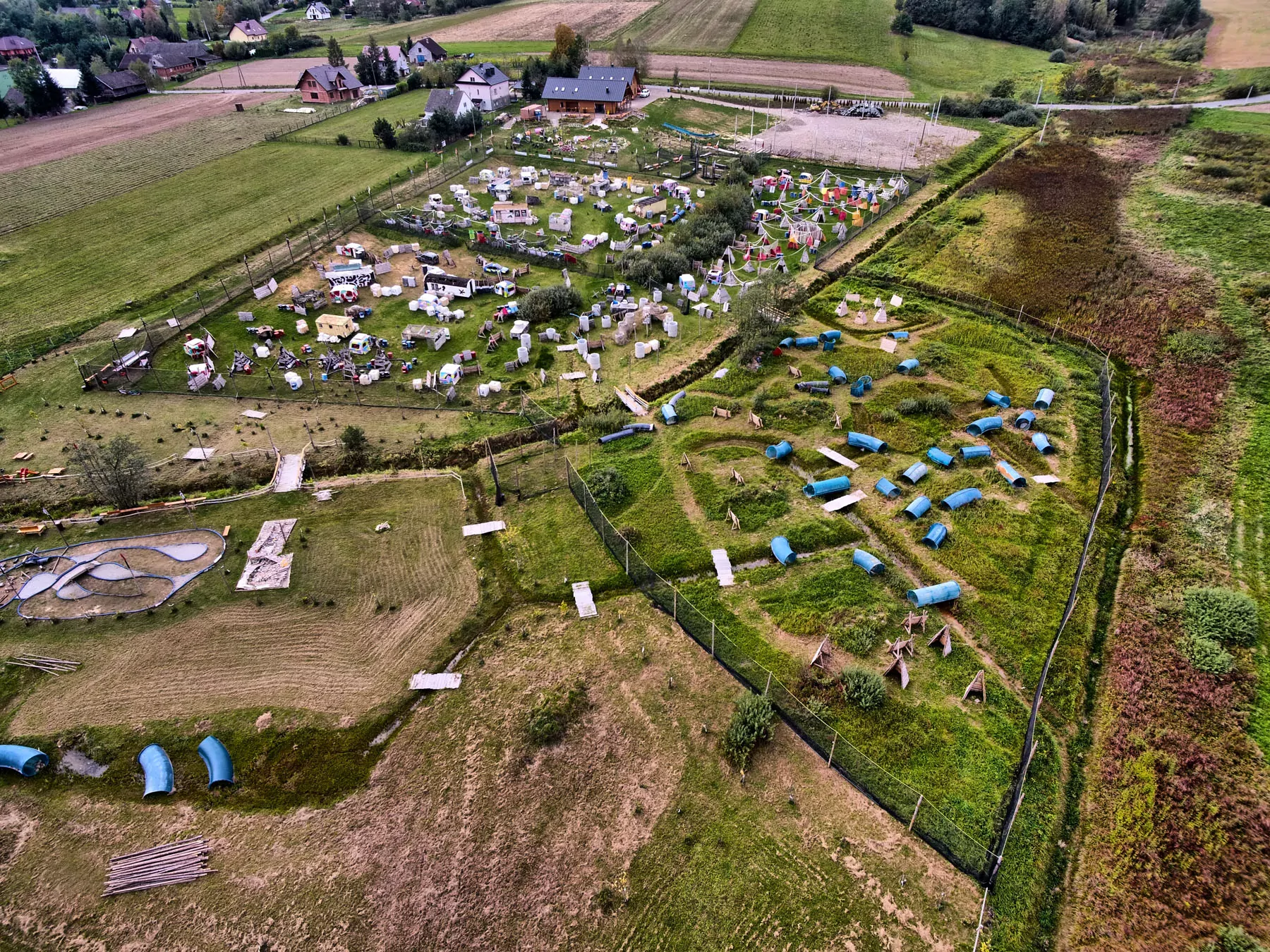 Aerial view of Arena Mocy paintball facility showi 20251001232224 - Arena Mocy paintball