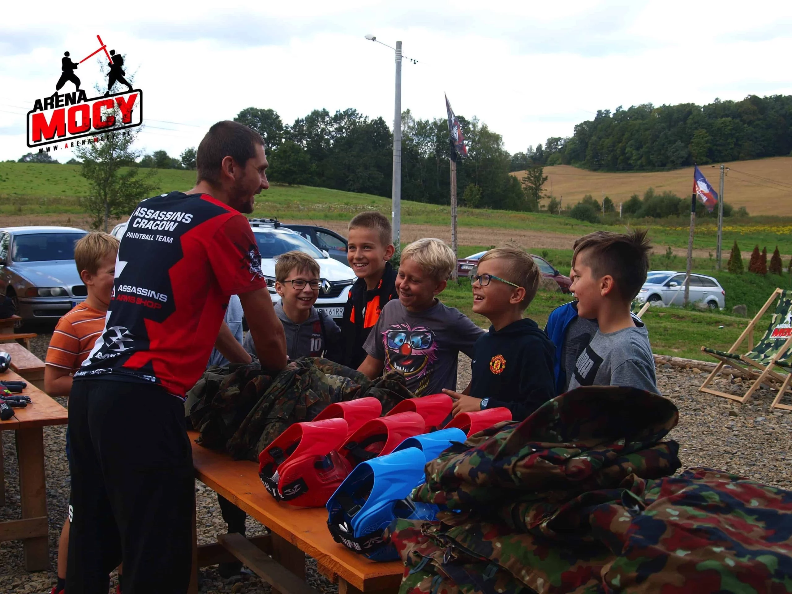 Children wearing colorful lightweight paintball ve 20251002223614 - Arena Mocy paintball