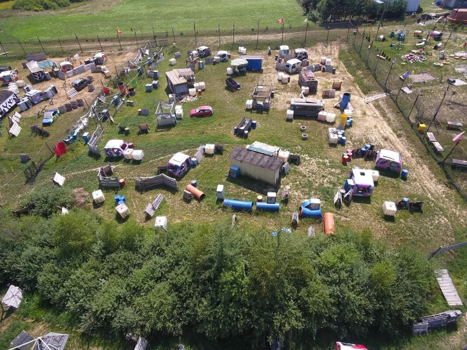 Natural forest paintball field with dense trees an 20251015204822 - Arena Mocy paintball