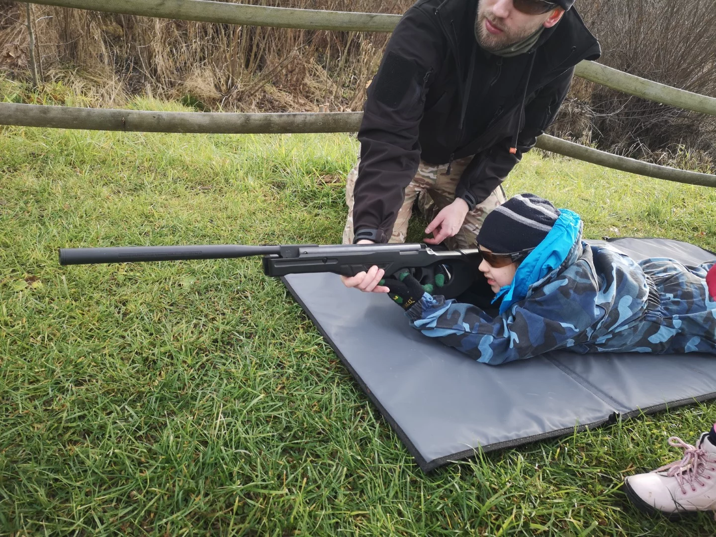 Professional sports instructor teaching outdoor sa 20251002062250 - Arena Mocy paintball